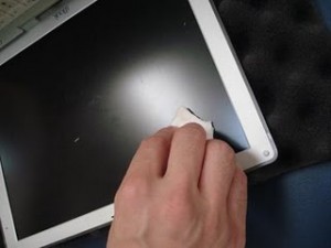 como limpar a tela do notebook 300x225 Como Limpar a Tela do Seu Notebook